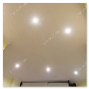 Innenrenovierung: helles Wohnzimmer mit Akzentwand