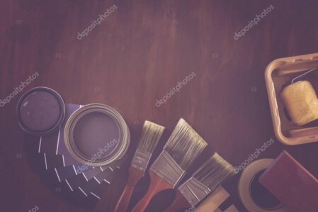 Farbmusterfächer neben Holz- und Metallprobe