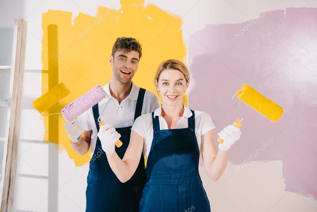 Wand wird mit Rolle gestrichen