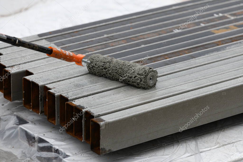 Auftragen einer Metallgrundierung